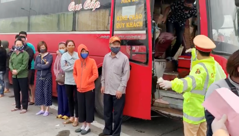 Vì sao không xử phạt 'xe dù' chở 30 người vào Hà Nội giữa lệnh cấm? ảnh 1