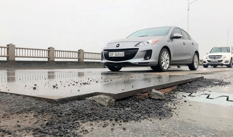 Bẫy giao thông trên cầu Vĩnh Tuy: Nhà thầu 'chống' lệnh khắc phục? ảnh 2