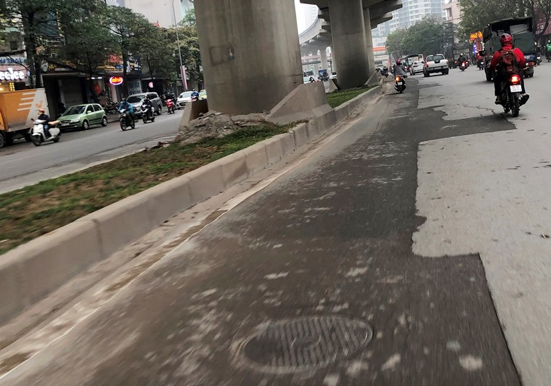 Mặt đường Cầu Giấy - Nhổn bị 'băm nát' sau khi dỡ hàng rào metro ảnh 5