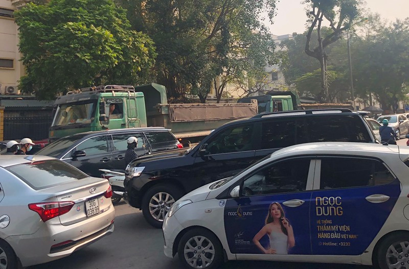 'Xe vua' đeo logo náo loạn phố cấm trung tâm Hà Nội giữa ban ngày ảnh 7