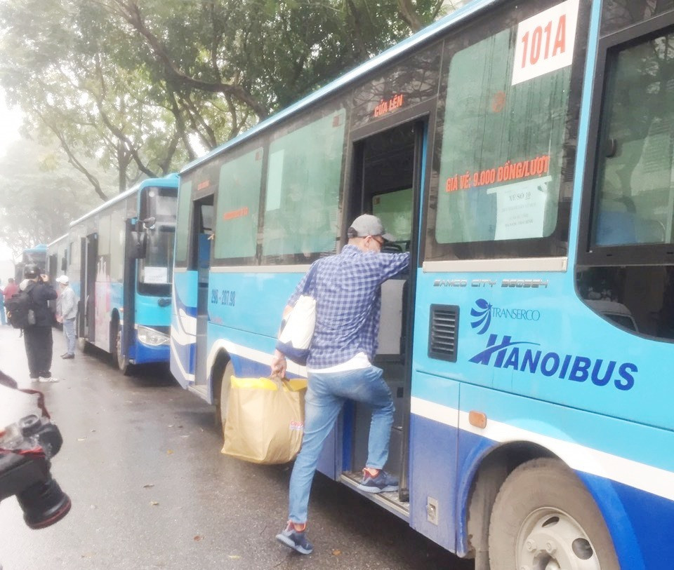 Tâm sự của tài xế xe buýt đưa người hết cách ly về địa phương ảnh 3