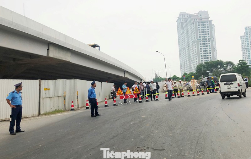 Ùn tắc kéo dài trong ngày đầu 'đóng' cầu Thăng Long ảnh 1