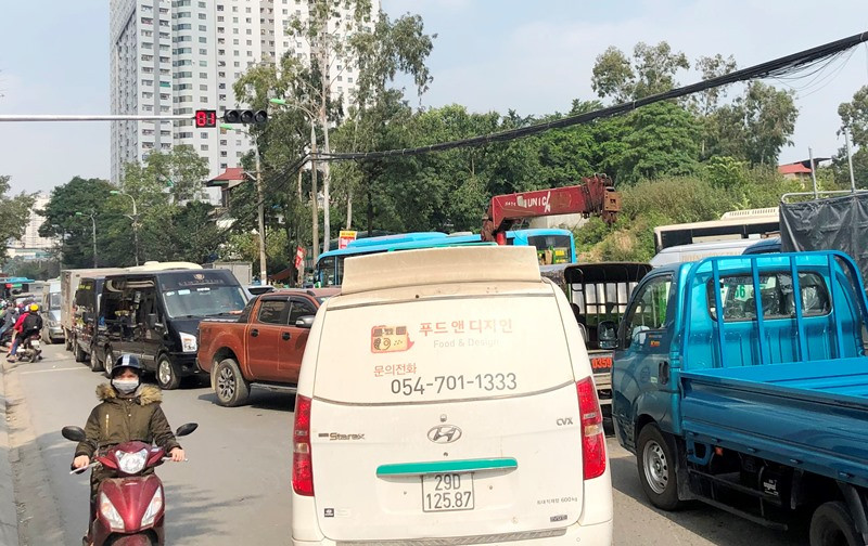 Ùn tắc nhiều giờ nút giao đường 70, đường BT Nguyễn Xiển - Xa La ảnh 11