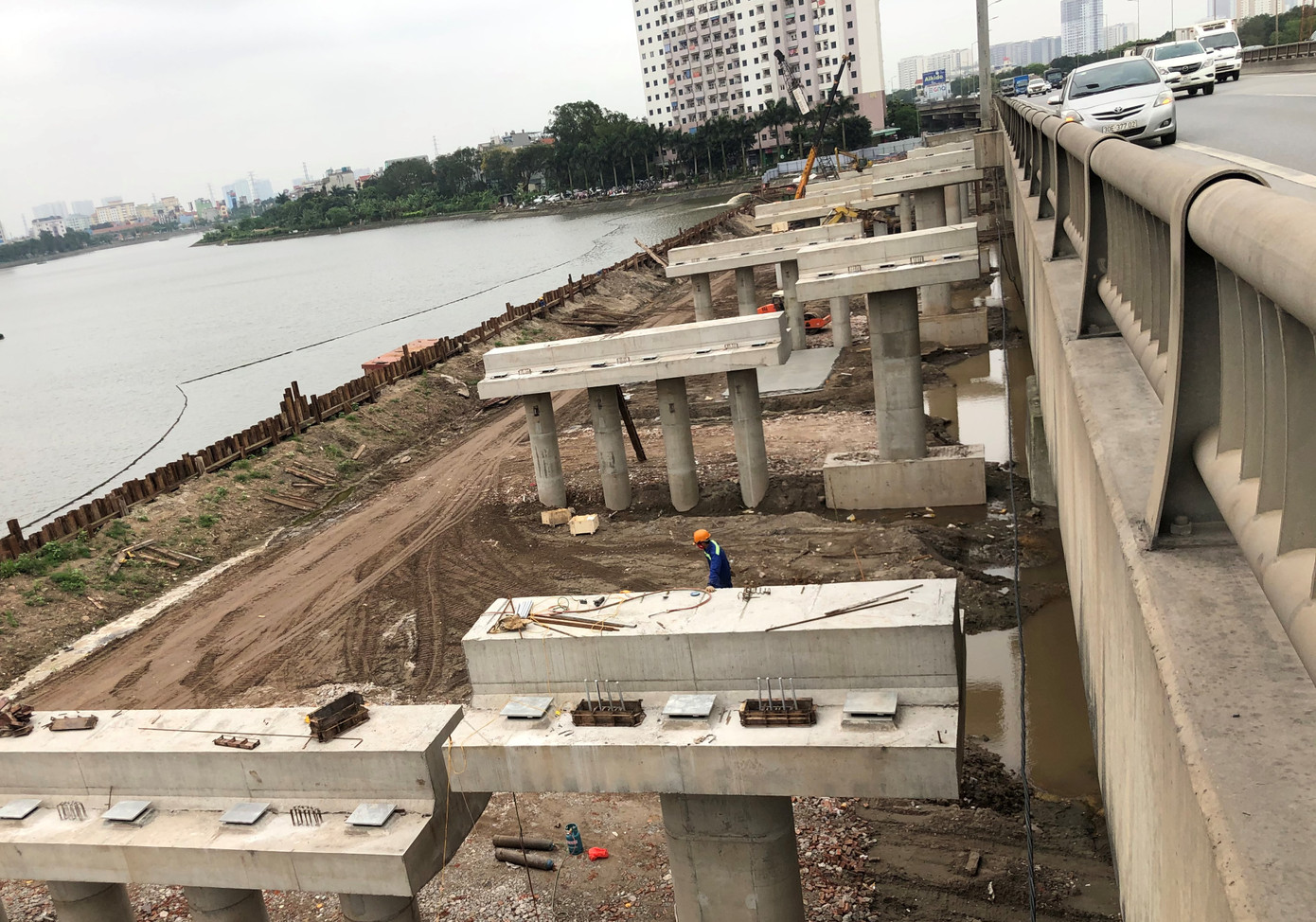 Công trường giao thông hối hả thi công sau khi dỡ lệnh 'đóng cửa' ảnh 5