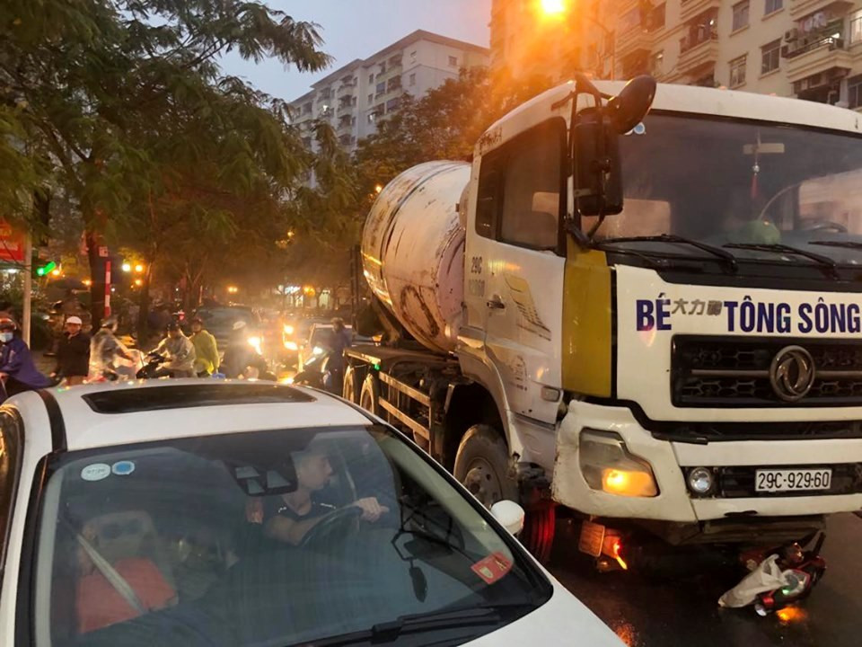Xe tải đi vào giờ cấm cuốn người điều khiển và xe máy vào gầm, ùn tắc kéo dài ảnh 2