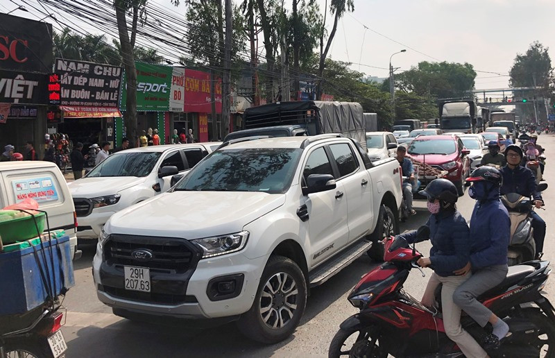 Ùn tắc nhiều giờ nút giao đường 70, đường BT Nguyễn Xiển - Xa La ảnh 1