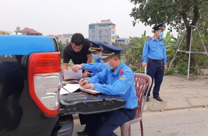 Vi phạm quy định dừng, đỗ, 'xe vua' bị tước phù hiệu ngay trên đường ảnh 6