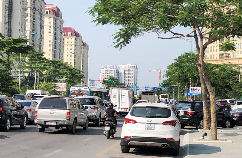 Khốn khổ tìm nơi đỗ xe tại khu liên cơ Võ Chí Công ảnh 9