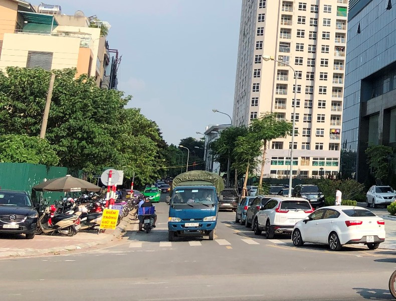 Khốn khổ tìm nơi đỗ xe tại khu liên cơ Võ Chí Công ảnh 2