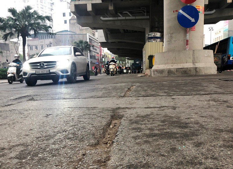 Mặt đường Cầu Giấy - Nhổn bị 'băm nát' sau khi dỡ hàng rào metro ảnh 7