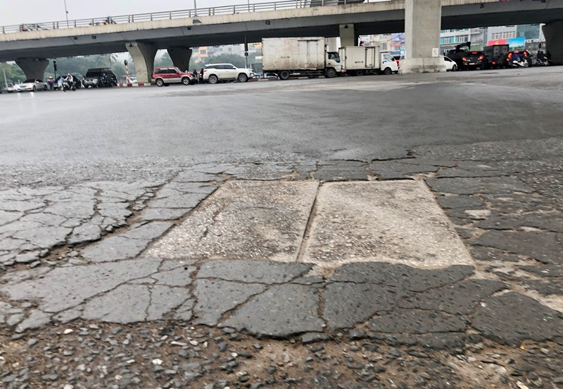 Mặt đường Cầu Giấy - Nhổn bị 'băm nát' sau khi dỡ hàng rào metro ảnh 11