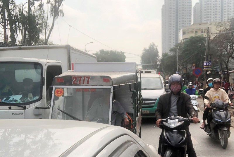 Ùn tắc nhiều giờ nút giao đường 70, đường BT Nguyễn Xiển - Xa La ảnh 2