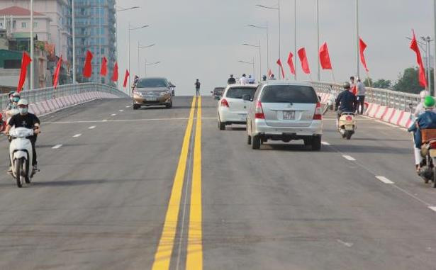 Thông xe cầu vượt nút giao Nguyễn Văn Huyên - Hoàng Quốc Việt ảnh 1