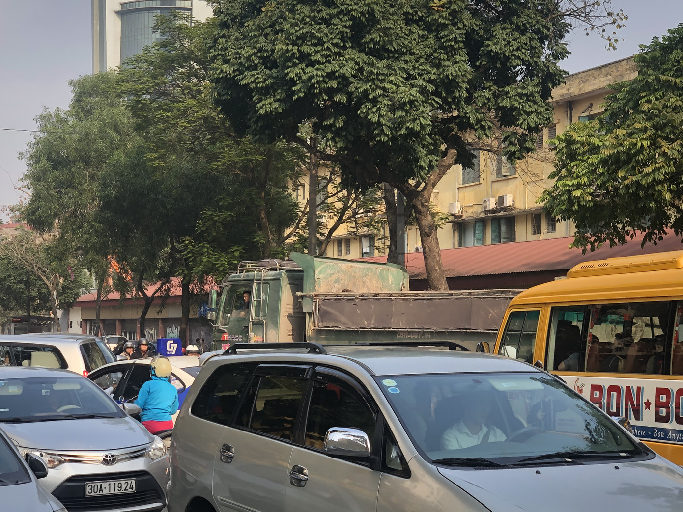 'Xe vua' đeo logo náo loạn phố cấm trung tâm Hà Nội giữa ban ngày ảnh 6