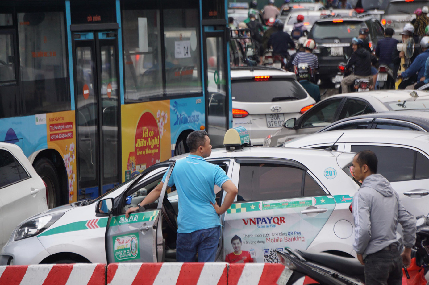 Nhiều tuyến phố Hà Nội mênh mông nước sau cơn mưa lớn ảnh 18