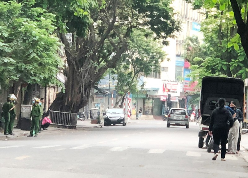 Cảnh sát, Thanh tra lập chốt” xử lý taxi “chống lệnh” dừng hoạt động ảnh 1