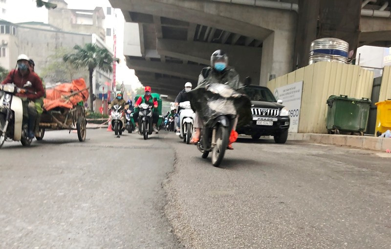 Mặt đường Cầu Giấy - Nhổn bị 'băm nát' sau khi dỡ hàng rào metro ảnh 9