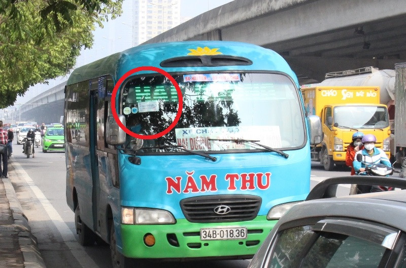 Vi phạm quy định dừng, đỗ, 'xe vua' bị tước phù hiệu ngay trên đường ảnh 11