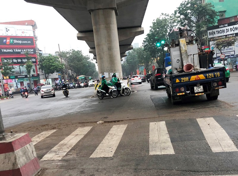 Mặt đường Cầu Giấy - Nhổn bị 'băm nát' sau khi dỡ hàng rào metro ảnh 6