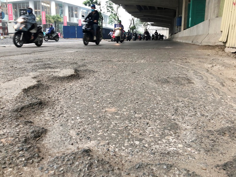Mặt đường Cầu Giấy - Nhổn bị 'băm nát' sau khi dỡ hàng rào metro ảnh 13