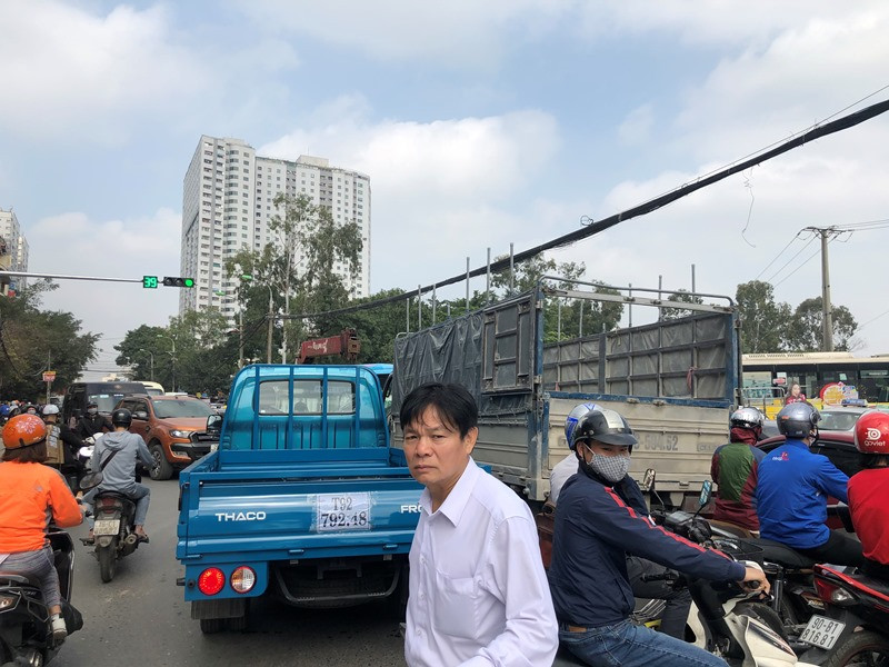 Ùn tắc nhiều giờ nút giao đường 70, đường BT Nguyễn Xiển - Xa La ảnh 4