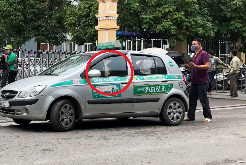 Nhiều taxi vẫn 'chống lệnh' hạ cửa kính khi chạy trên đường ảnh 4