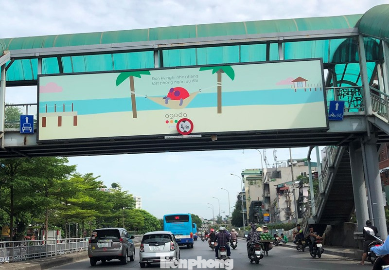 Phát hiện nhiều biển quảng cáo tiền tỷ tại Hà Nội hoạt động 'chui' ảnh 3