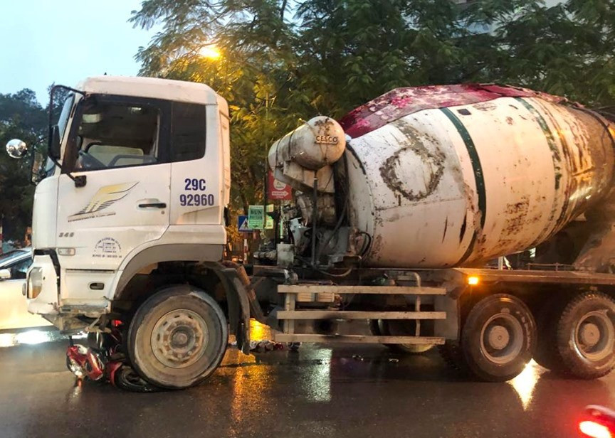 Xe tải đi vào giờ cấm cuốn người điều khiển và xe máy vào gầm, ùn tắc kéo dài ảnh 1