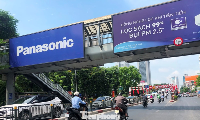 Phát hiện nhiều biển quảng cáo tiền tỷ tại Hà Nội hoạt động 'chui' ảnh 1