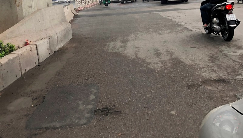 Mặt đường Cầu Giấy - Nhổn bị 'băm nát' sau khi dỡ hàng rào metro ảnh 10
