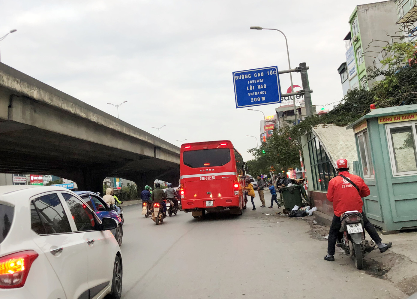 Nhiều xe khách hoạt động như 'xe vua' trên đường ảnh 2