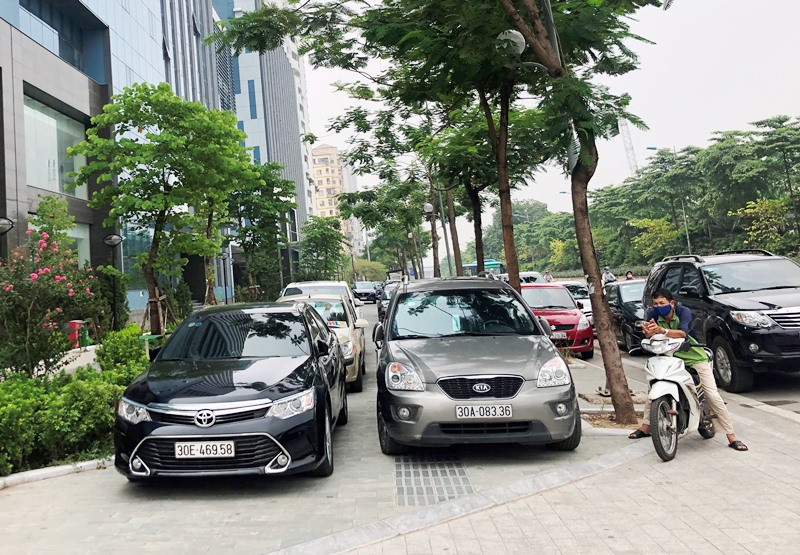 Khốn khổ tìm nơi đỗ xe tại khu liên cơ Võ Chí Công ảnh 8