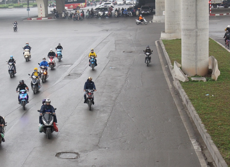 Mặt đường Cầu Giấy - Nhổn bị 'băm nát' sau khi dỡ hàng rào metro ảnh 14