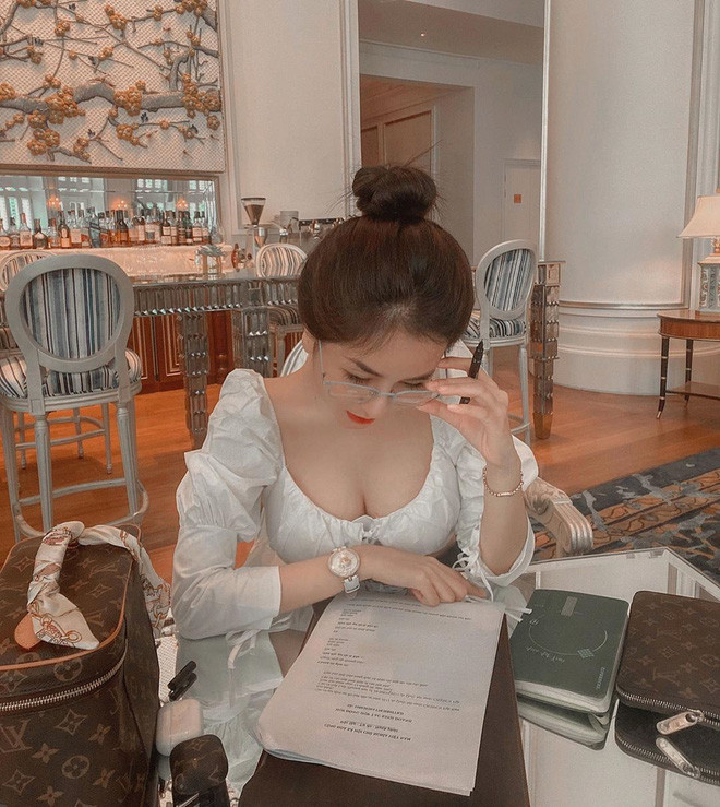 Khi bạn đang bận l&#234;n mạng t&#225;n d&#243;c mỗi ng&#224;y, nhiều g&#225;i đẹp đ&#227; c&#243; nh&#224; c&#243; xe từ năm 19 tuổi - Ảnh 9.