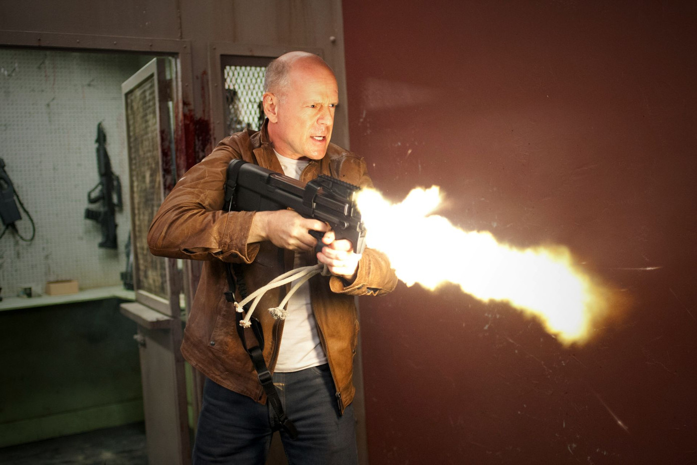 Looper là phim thứ ba mà Bruce Willis tham gia có chủ đề du hành thời gian Looper: Cuộc phiêu lưu đong đầy cảm xúc và kịch tính ảnh 4