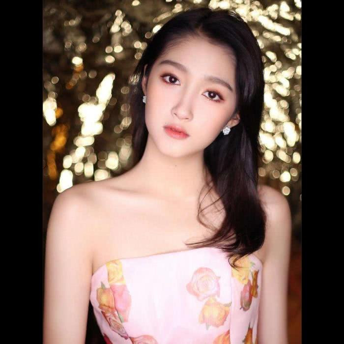 Quan Hiểu Đồng một bước lên “sao”, chị gái ruột bán mỳ: Nhan sắc quyết định vận mệnh? ảnh 4