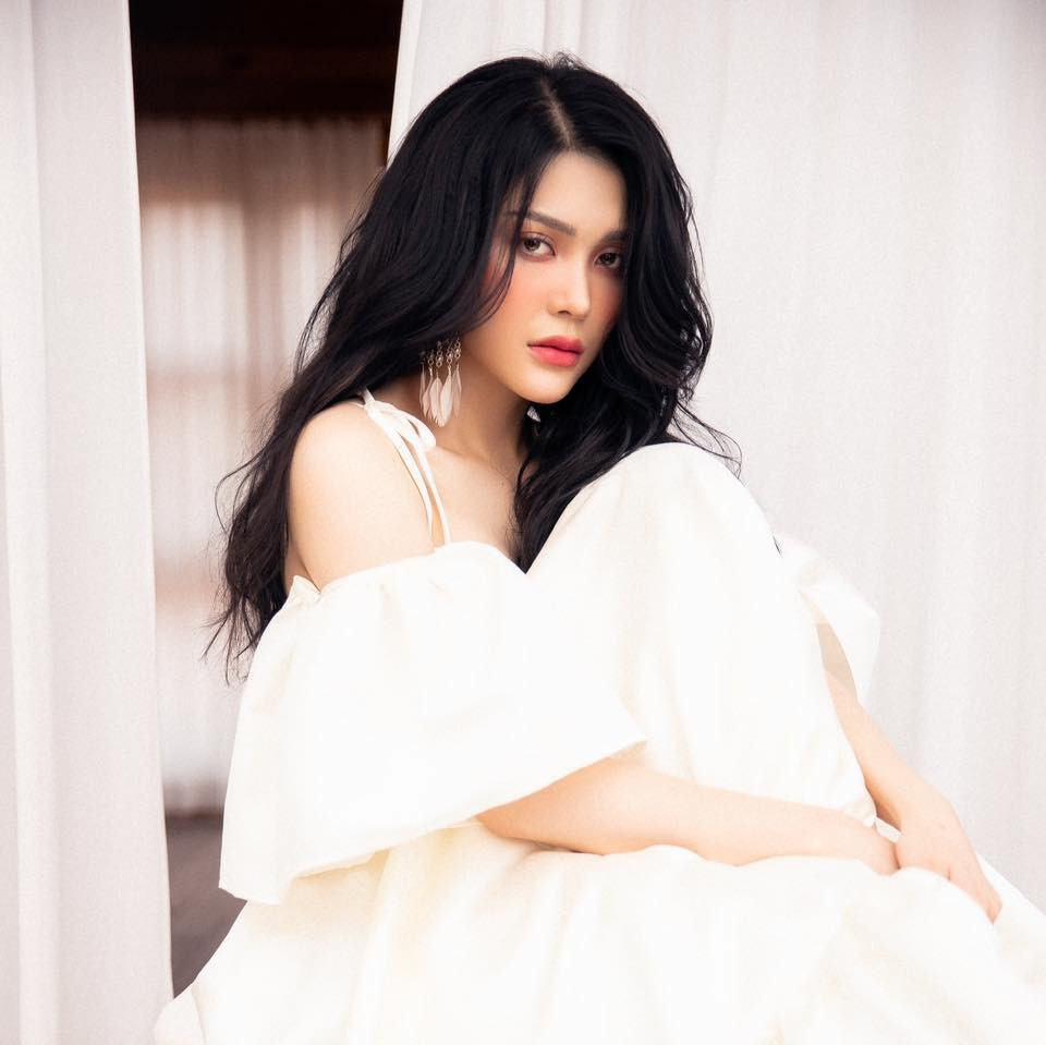 Tôi tự cô lập bản thân, sống khép kín. Tôi lấy kéo, cắt trọc tóc như con trai. Á quân Tình Bolero 2019 Lily Chen: Đã từng hai bà cháu chỉ có một đôi dép mang chung ảnh 1