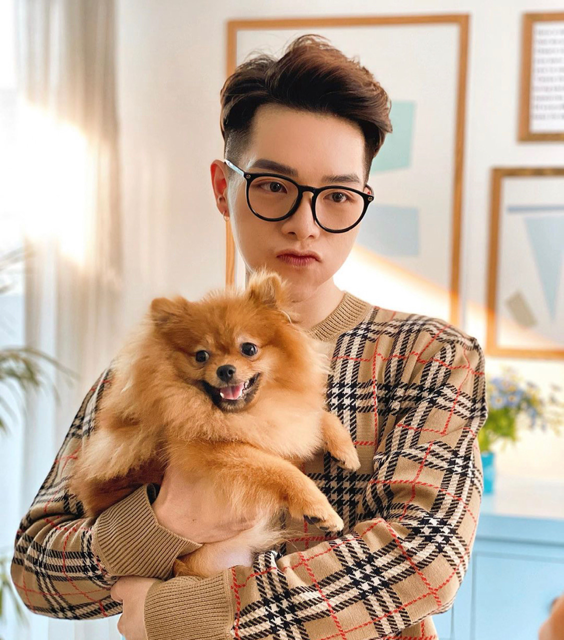 Chứng kiến các bạn nữ bị đánh mà không can thiệp, tôi cảm thấy không đúng nhưng biết làm sao được, vì lúc đó quá nhỏ. Sau đó, tôi quyết tâm xuống báo với bảo vệ nhưng không dám để lộ danh tính. Đức Phúc từng bị “đầu gấu” bắt nạt thời còn đi học ảnh 2