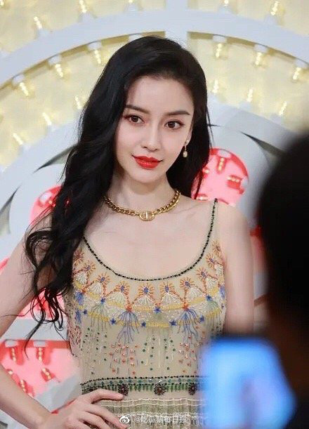 Mỹ nhân phim cổ trang Trung Quốc mặc váy quyến rũ hút mắt bất chấp ảnh "chụp lén", fan ngất ngây - Ảnh 1.