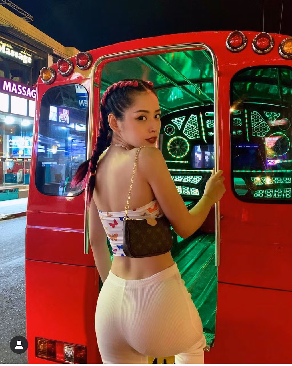 Bạn thấy Chi Pu hay Quỳnh Anh Shyn phối đồ đẹp hơn? Câu trả lời bình chọn và phân tích hay nhất sẽ nhận được 1 món quà là 1 cặp vé xem phim CGV bất kỳ các ngày trong tuần. Bình chọn gửi về heartbeat.svvn@gmail.com 1