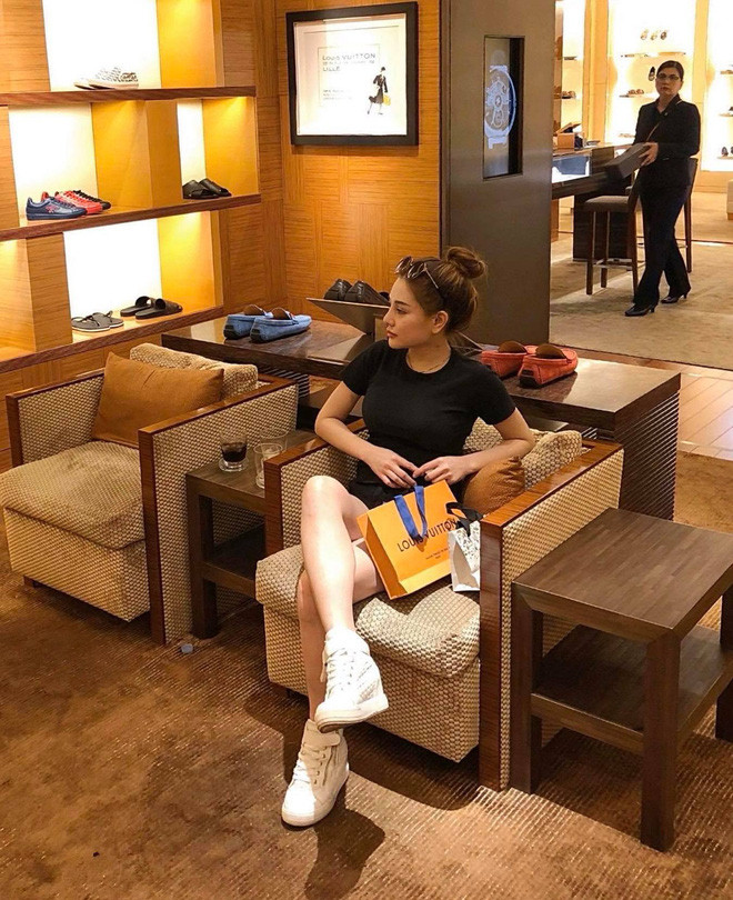 Khi bạn đang bận l&#234;n mạng t&#225;n d&#243;c mỗi ng&#224;y, nhiều g&#225;i đẹp đ&#227; c&#243; nh&#224; c&#243; xe từ năm 19 tuổi - Ảnh 27.