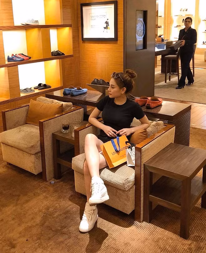 Khi bạn đang bận lên mạng tán dóc mỗi ngày, nhiều gái đẹp đã có nhà có xe từ năm 19 tuổi - Ảnh 27.