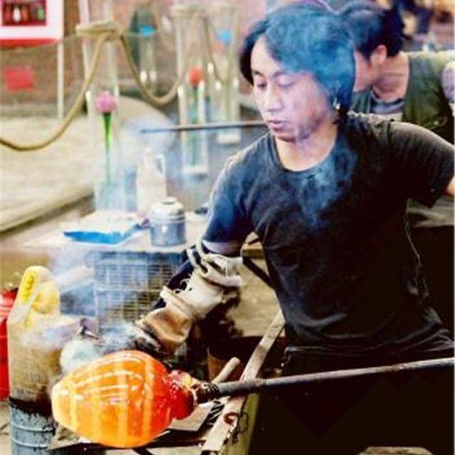 Khi ngày càng có nhiều thợ thủ công từ bỏ thủy tinh màu vì không tìm thấy lối ra, Lý Tiên Bằng lại trở thành người có can đảm giơ cao ngọn đuốc trong bóng tối. Nghệ nhân 38 tuổi gây chú ý toàn thế giới với 20 năm bên “lò luyện thần thú“ ảnh 10