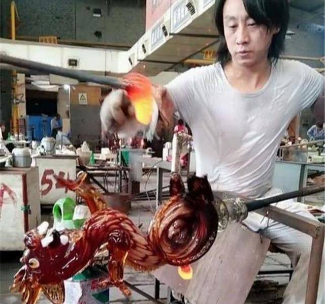 Vào mùa hè năm 1997, Lý Tiên Bằng 18 tuổi, bị mê hoặc bởi những tia sáng tinh tế trong lò và màu sắc tuyệt đẹp của thủy tinh mà không quên đi cái nóng. Nghệ nhân 38 tuổi gây chú ý toàn thế giới với 20 năm bên “lò luyện thần thú“ ảnh 8