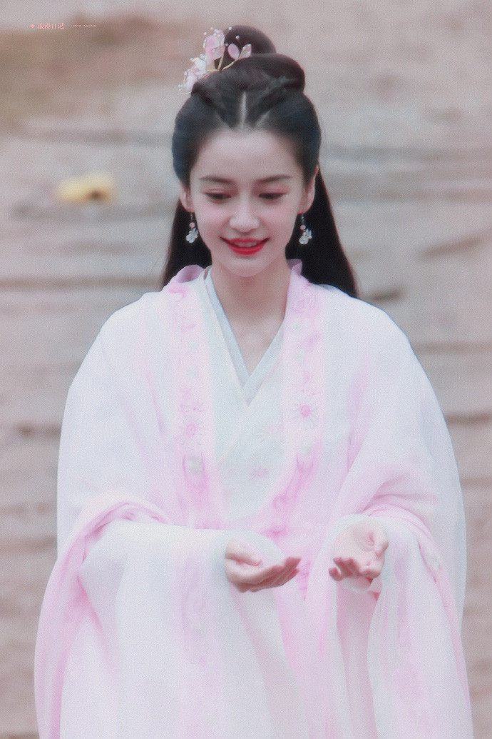 Mỹ nhân phim cổ trang Trung Quốc mặc váy quyến rũ hút mắt bất chấp ảnh "chụp lén", fan ngất ngây - Ảnh 6.