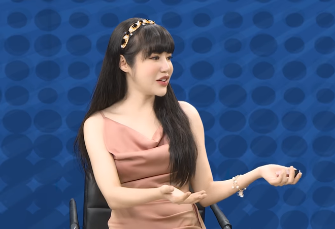 Mai Phương Thúy “chua xót” khi túi hàng hiệu 300 triệu để "làm màu" bị ví như hũ đựng mứt hình ảnh 2 mai phuong thuy “chua xot” khi tui hang hieu 300 trieu de "lam mau" bi vi nhu hu dung mut hinh anh 2