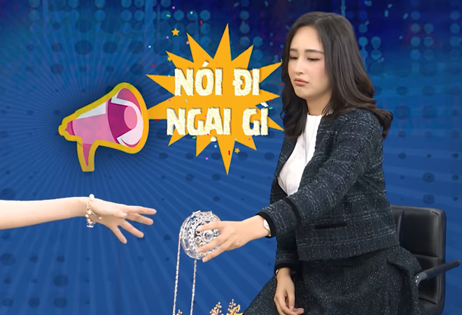 Mai Phương Thúy “chua xót” khi túi hàng hiệu 300 triệu để "làm màu" bị ví như hũ đựng mứt hình ảnh 1 mai phuong thuy “chua xot” khi tui hang hieu 300 trieu de "lam mau" bi vi nhu hu dung mut hinh anh 1