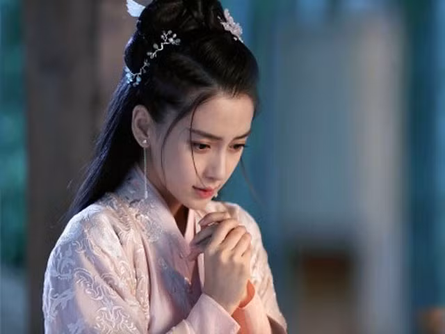 Mỹ nhân phim cổ trang Trung Quốc mặc váy quyến rũ hút mắt bất chấp ảnh "chụp lén", fan ngất ngây - Ảnh 10.