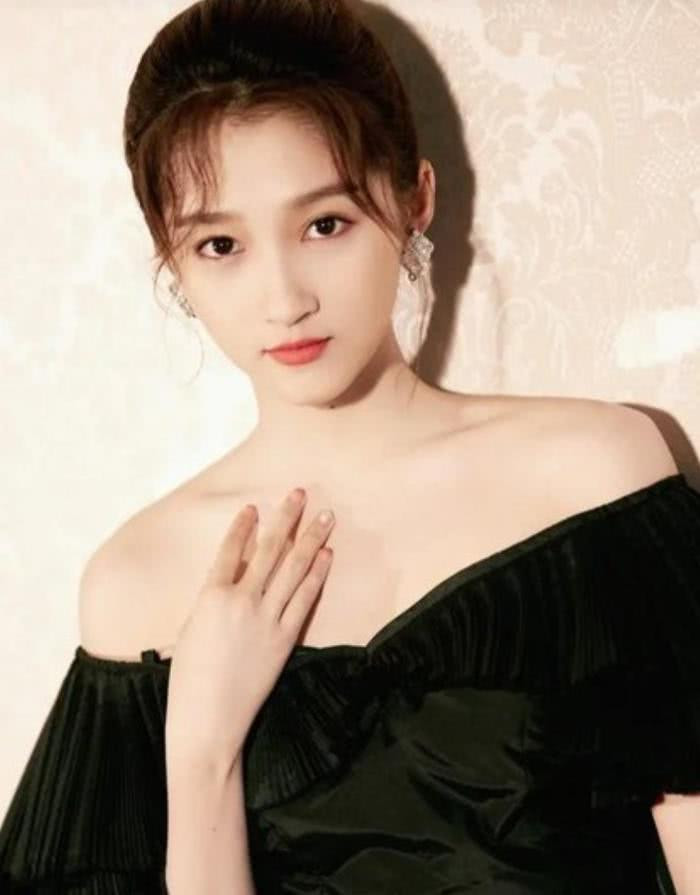 Quan Hiểu Đồng một bước lên “sao”, chị gái ruột bán mỳ: Nhan sắc quyết định vận mệnh? ảnh 2