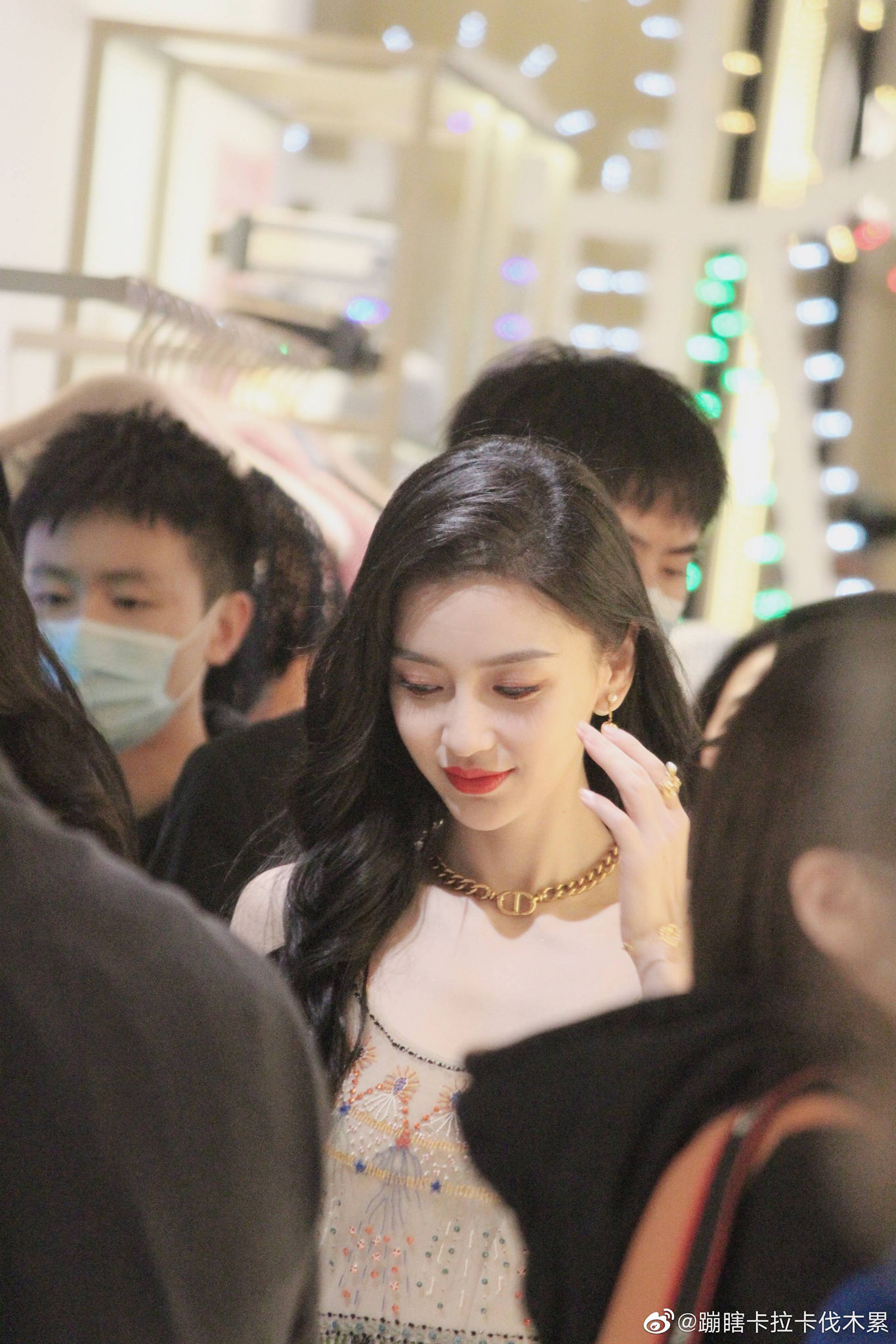 Mỹ nhân phim cổ trang Trung Quốc mặc váy quyến rũ hút mắt bất chấp ảnh "chụp lén", fan ngất ngây - Ảnh 4.